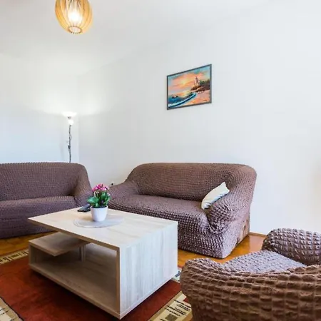 Stylish Two Bedroom Retreat With Balcony In *