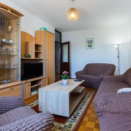 Stylish Two Bedroom Retreat With Balcony In