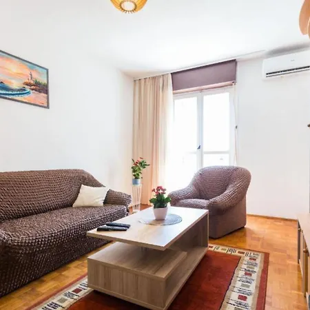 Stylish Two Bedroom Retreat With Balcony In Apartment