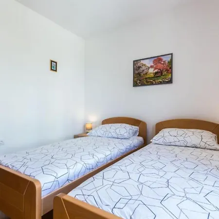 Apartment Stylish Two Bedroom Retreat With Balcony In