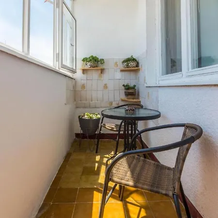 Apartment Stylish Two Bedroom Retreat With Balcony In *