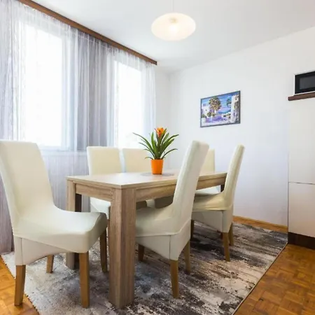 Stylish Two Bedroom Retreat With Balcony In *