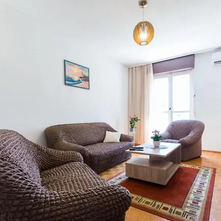 Stylish Two Bedroom Retreat With Balcony In Zadar