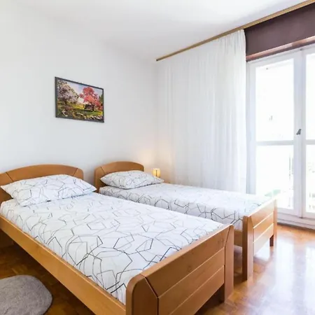 Apartment Stylish Two Bedroom Retreat With Balcony In