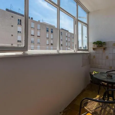 Stylish Two Bedroom Retreat With Balcony In Apartment *