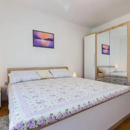 Stylish Two Bedroom Retreat With Balcony In Apartment Zadar