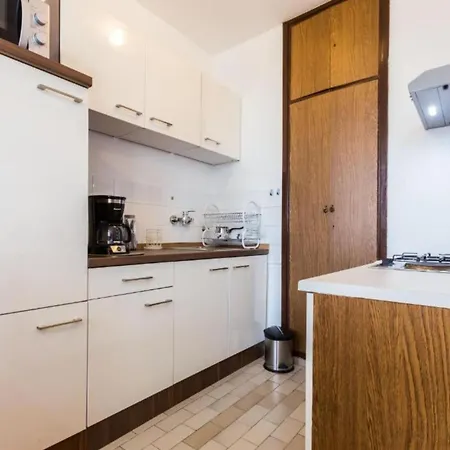 Stylish Two Bedroom Retreat With Balcony In *