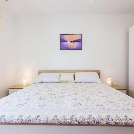 Stylish Two Bedroom Retreat With Balcony In Zadar