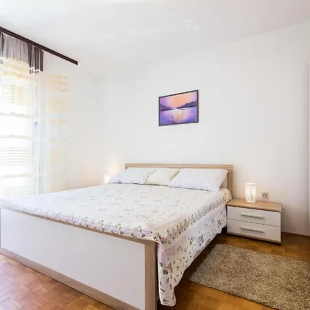 Stylish Two Bedroom Retreat With Balcony In
