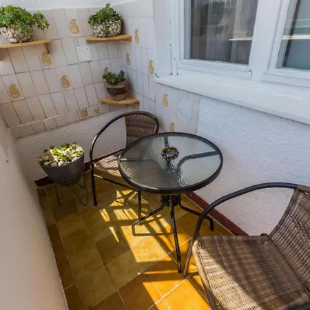 Stylish Two Bedroom Retreat With Balcony In Apartment *