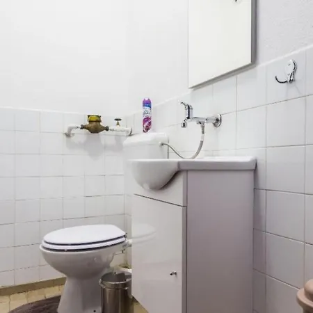 Apartment Stylish Two Bedroom Retreat With Balcony In *