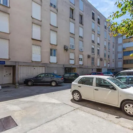 Stylish Two Bedroom Retreat With Balcony In Apartment