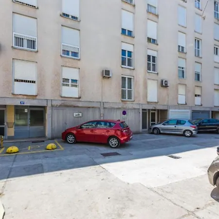 Stylish Two Bedroom Retreat With Balcony In Apartment