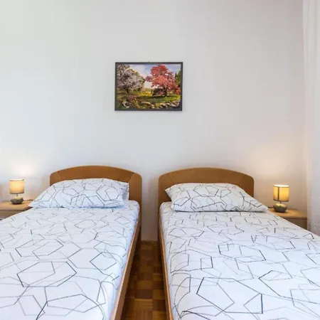 Stylish Two Bedroom Retreat With Balcony In *